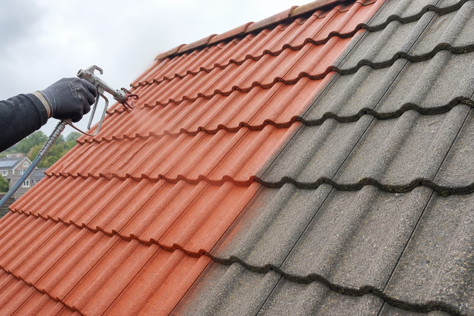 Dakcoating wordt aangebracht op gereinigde, verouderde dakpannen