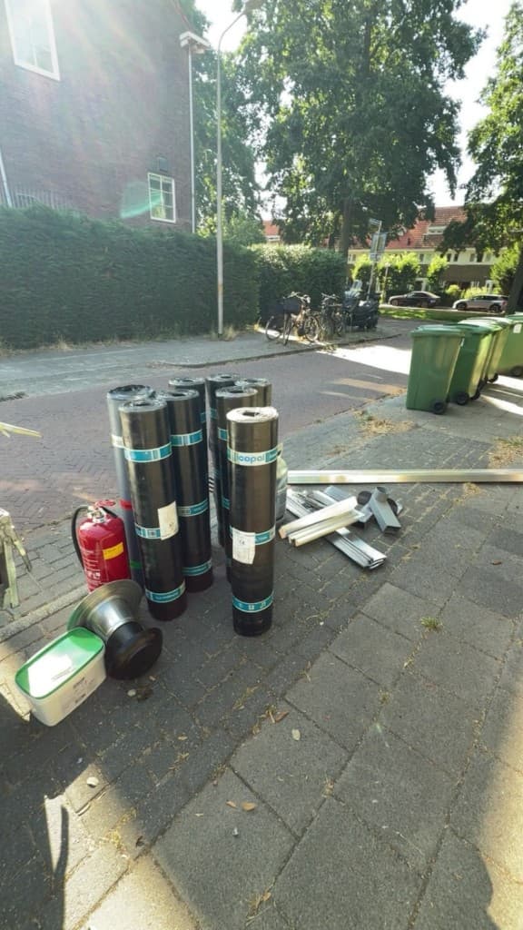 Rollen bitumen dakbedekking gereed voor een dakrenovatie