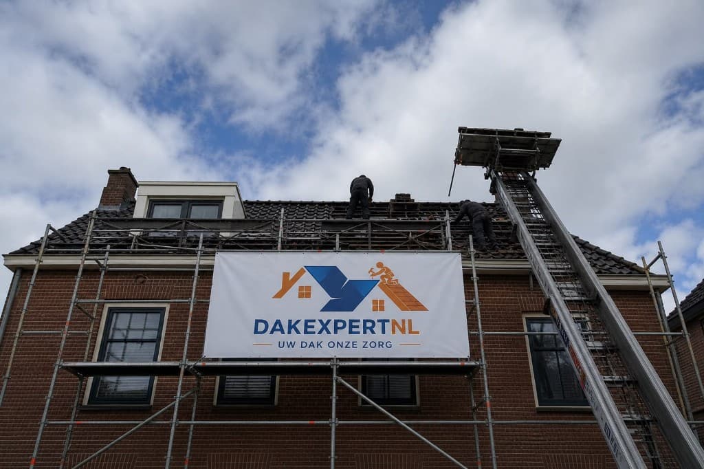 Dakdekkers vervangen dakpannen op een woning in de steigers, met DAKEXPERTNL-banner